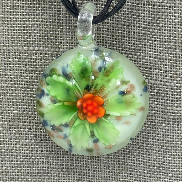 Fashion Floral Pendant Necklace - Picture 2 of 6